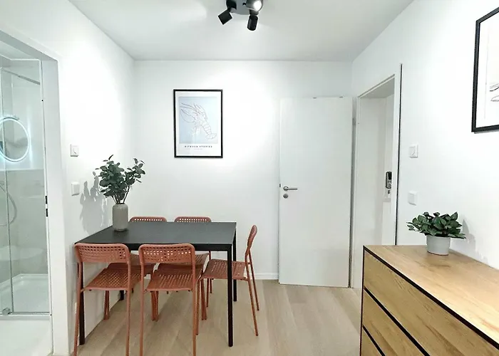 Modern In Eimsbuettel For 5
